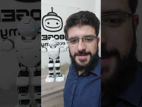 روبوت يرقص ويغني ويقاتل