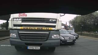 LONDON, UK ROAD RAGE Lorry HGV vs Mercedes - Who was at fault?! 2017