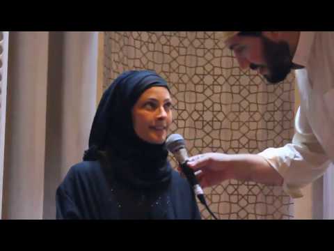 لحظات نطق الشهادتين واعتناق الاسلام للاخت الامريكية