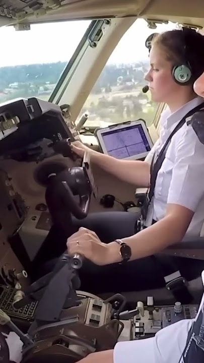 Two Woman Cockpit Landing View Boeing 757 #nycta #sky #usa #flying #pilotlife #travel
