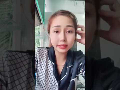 Video: Người Hâm Mộ Chế Giễu Người Dẫn Chương Trình Truyền Hình Vì Bức ảnh Có Micro Trong áo Ngực