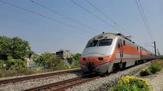 128次自強號通過(12車附掛親子車廂)