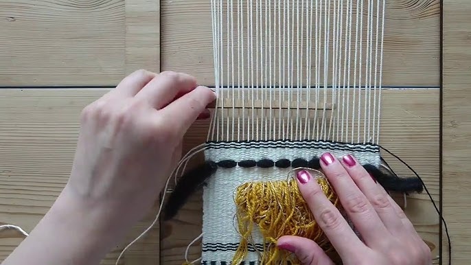 Pin Loom Project: Cardinal – Rya Knot
