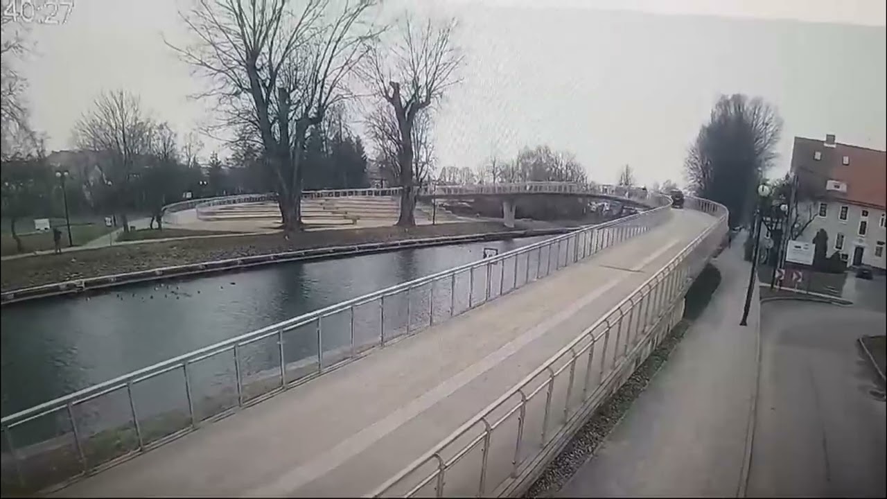 Giżycko. Spieszyła się do pracy, więc wjechała autem na kładkę dla pieszych