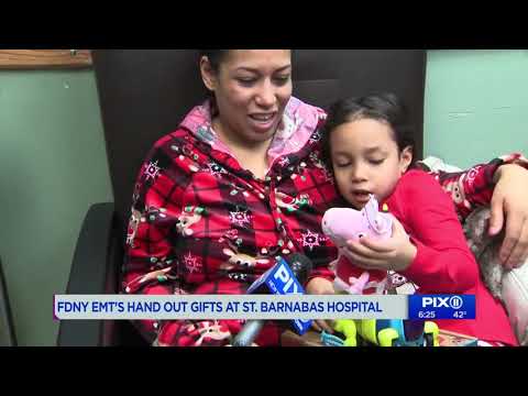 santa-heads-to-bronx-hospital,-hands-out-gifts-in-memory-of-slain-fdny-emt