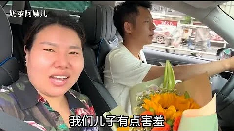 二婚嫁四川和繼子相處三年，今天兒子中考結束後媽特地買了花送他【奶茶阿姨兒】 - 天天要聞