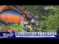 水泥車墜赤科山邊坡 車體變形駕駛受困｜TVBS新聞 @TVBSNEWS01