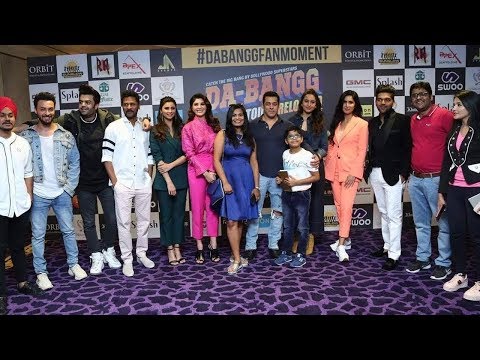 Salman Khan और Katrina Kaif के प्यारे POSES अपने Dabangg Tour Reloaded Team के साथ Dubai में