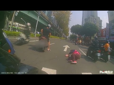 搶快！ 轎車「直接迴轉」撞直行機車　騎士反應不及慘噴飛