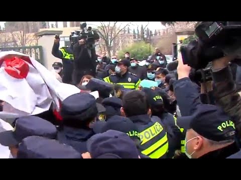 საგამოფენო ცენტრთან ე.წ აქტივისტები დააკავეს