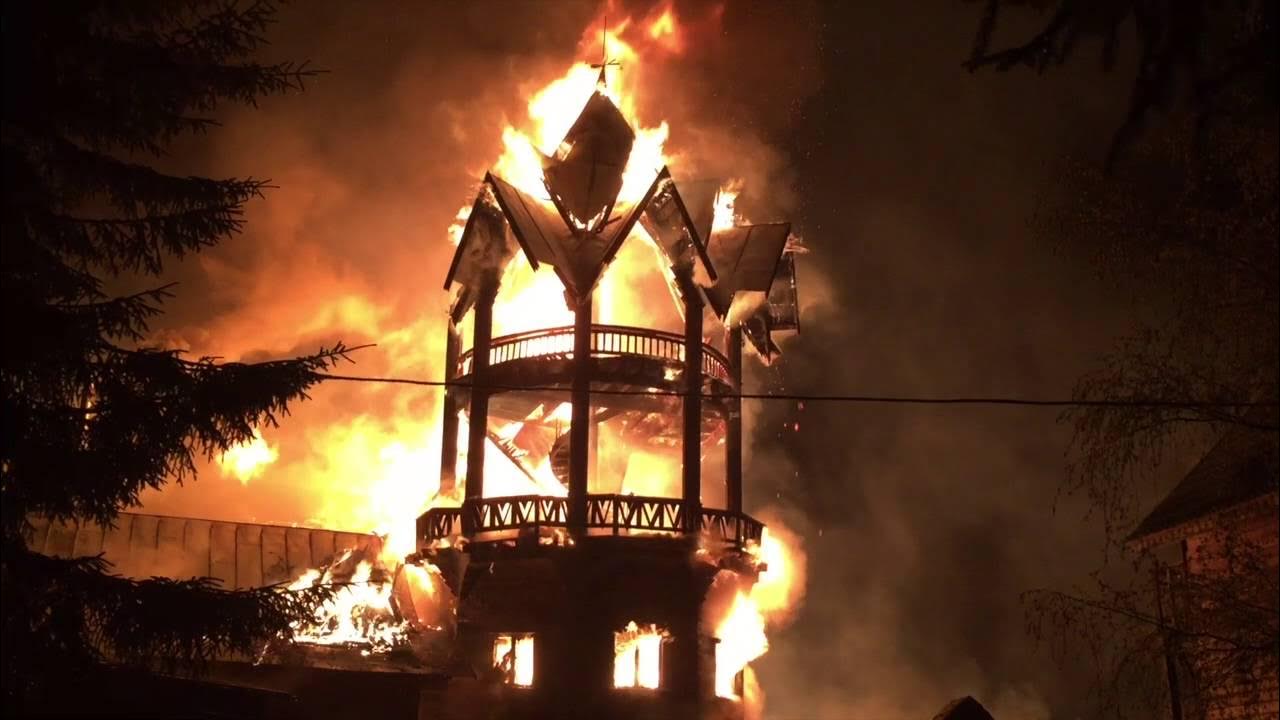 Причина пожара в домбае. Лесные пожары в краснодарском крае. Солнечная долина домбай сгорела. Лавина домбай в карачаево-черкесии. Причина пожара в домбае.