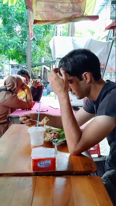 Ekspresi Bule Makan Gado-gado 🤣🤣🤣 #short #wisatakuliner #gadogadoenak #bule #satisfying #funnyvideo