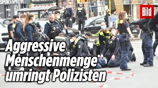 Blutige Messerstecherei direkt vor der Polizeiwache | Berlin-Neukölln Resimi