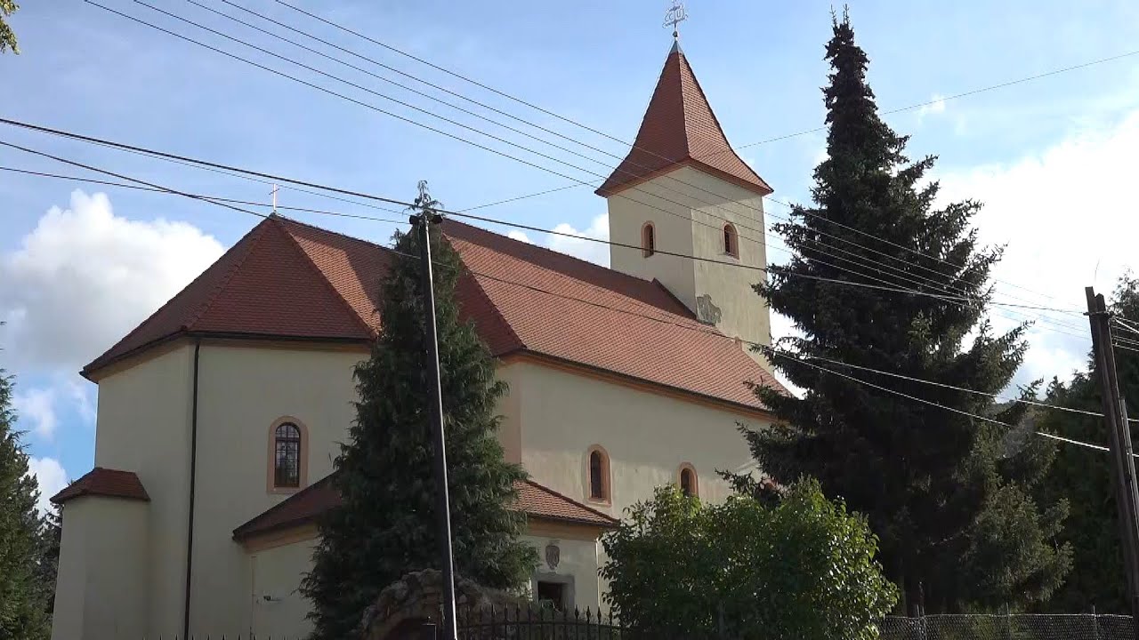 Obec s tromi kaštieľmi