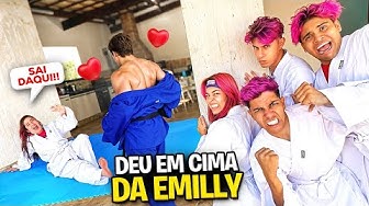 UM PROFESSOR DE KARATÊ DEU EM CIMA DA EMILLY *Denunciamos ele ! thumbnail