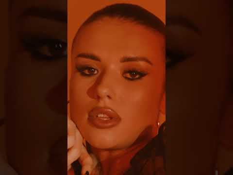 Нет, она в темноте будто свет. Она верит в то, что ты нет #музыка