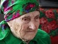 100-річна бабця співає пісень