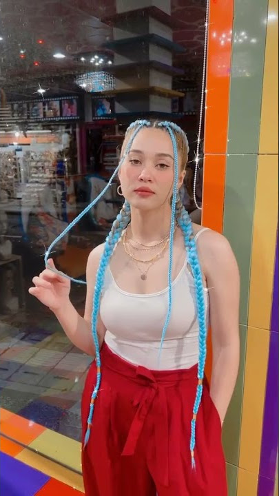 Emma Maembong Pakai Singlet Putih