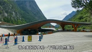 四川九寨沟景区坐观光车带大家参观