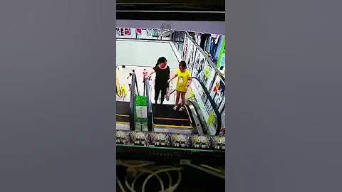 手扶梯夹头意外 - 天天要闻