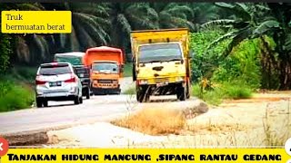 Download Lagu perjuangan sopir-sopir mobil bermuatan berat mengendalikan tanjakan MP3