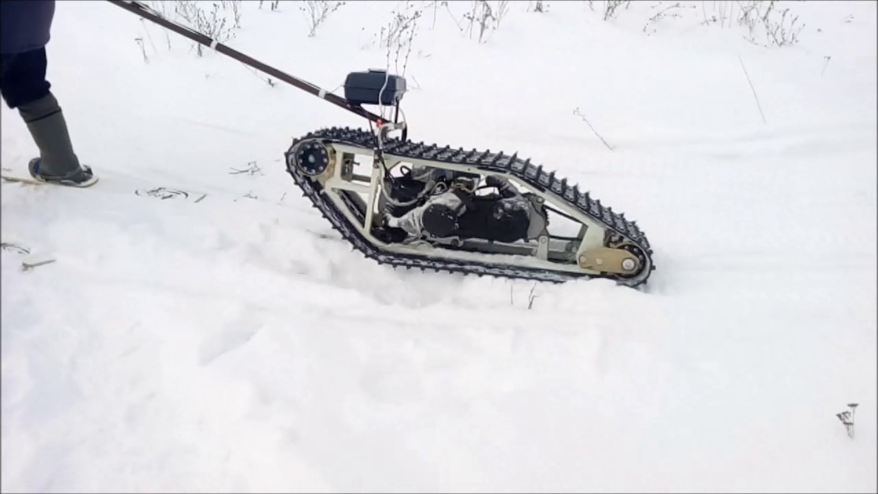 ⁣Снегоход мото буксировщик лыжника.