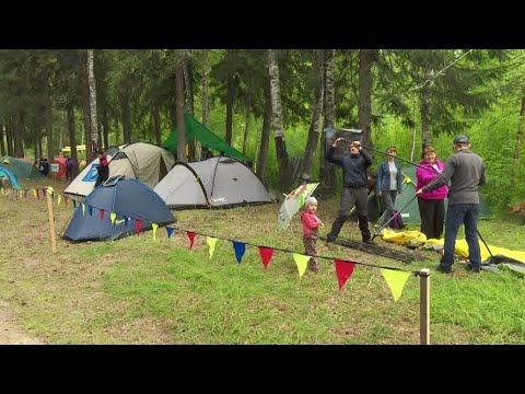 В группе туристов 200. Палаточный лагерь для детей Ханты-Мансийск. Туристы на фестивале. Туристы разбивают палатку. Палаточный лагерь река Умба.