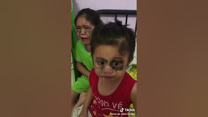 Em bé bị mẹ troll khi mãi đòi chơi điện thoại 😂