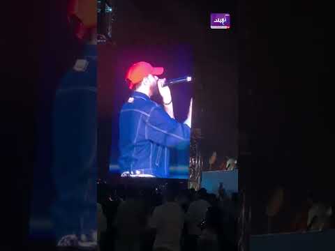 مهرجان العلمين الجديدة الرابر شهاب يهدي كاب لطفلة صغيرة
