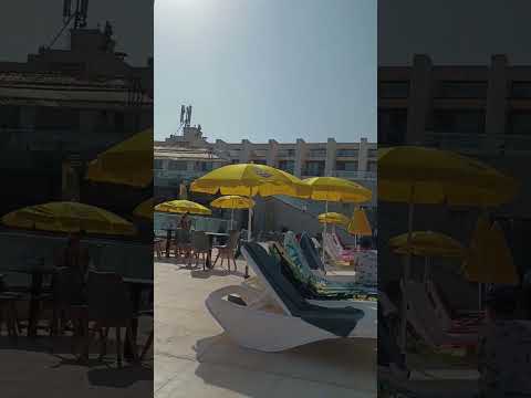 من مسبح فندق الرمال الذهبية