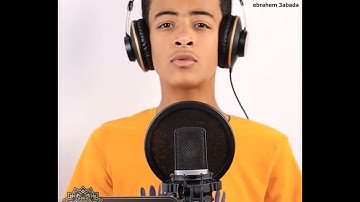 الصغير يقلد 15 قارئ في نفس الاية وبدون توقف وكأنه استعار حناجرهم