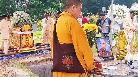 Tang lễ ( Nguyễn Thị keng) đại gia đình tiếc thương đưa tiễn tại hoa viên.