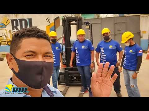 ELES FIZERAM O CURSO DE MÁQUINAS PESADAS E GANHARAM UM BÔNUS DE EMPILHADEIRA