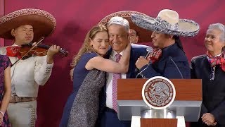 VAS A LLORAR AL VER ESTE VIDEO. AMLO celebró con mariachi a las madres vivas y muertas.