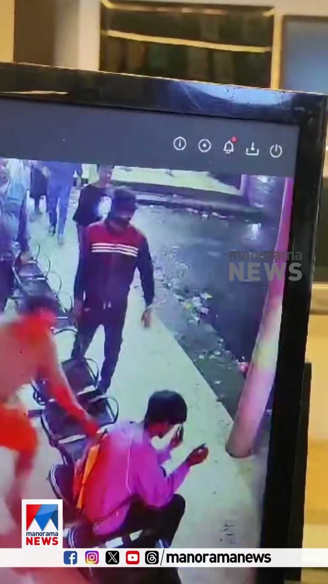 കട്ടപ്പന ബസ് സ്റ്റാന്‍ഡില്‍ ബസ്  കാത്തിരുന്ന യുവാവിൻ്റെ ദേഹത്തേക്ക് സ്വകാര്യ ബസ് പാഞ്ഞു കയറി