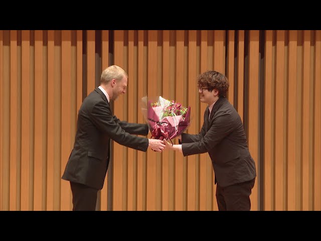 Akutagawa Prize winner Suzuki Yuuki gives commemorative lecture at