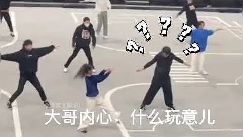 盘点校园演出社死瞬间，太尴尬了，真想找个地缝钻进去 校园 社死 社死现场 - 天天要闻