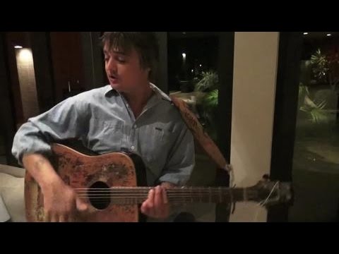 Peter Doherty Plays Acoustic Version Of 'Flags Of The Old Regime' In Thailand
