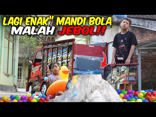 RENANG DI TRUK DIMAS!! DITDIM MANDI BOLA DI TRUK DIMAS, EH MALAH JEBOL, TAPI SERU!! class=