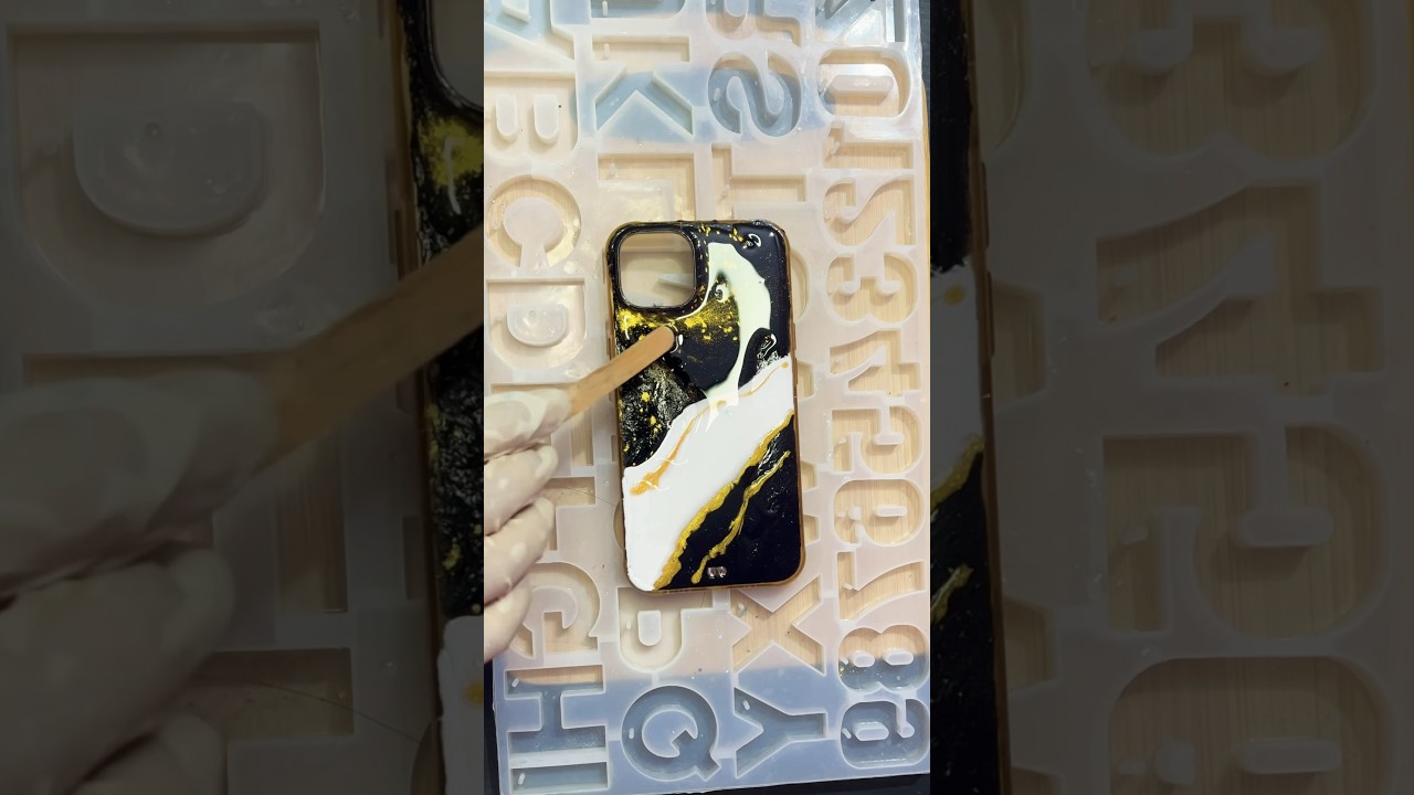 diy Resin phone case | watch now😍👇🏻 