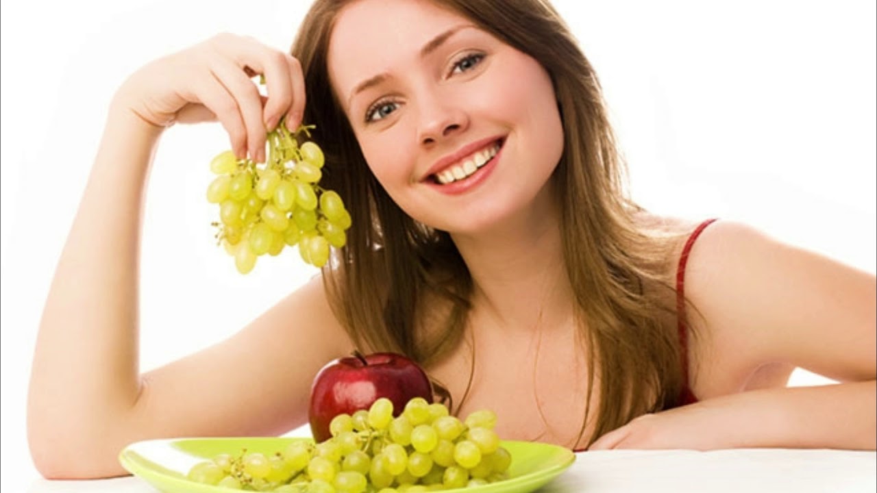 Можно кормящим виноград. Виноградная диета. Девушка ест виноград. Виноград для похудения. Фруктовая монодиета.