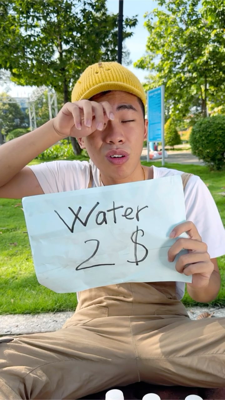 LNS - Cậu bé bán nước tội nghiệp dưới trời nắng || Poor boy selling water #shorts