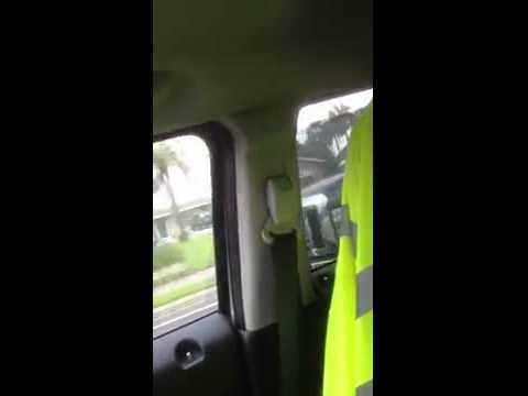Motorista Furioso Xinga Mostra o Dedo E Se da Mal na Estrada Karma