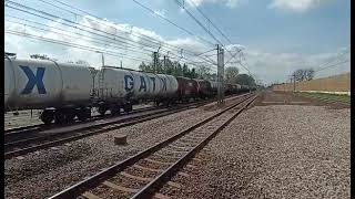 Przejazd lokomotywy LOTOS z beczkami przez stacje PKP Kobyłka