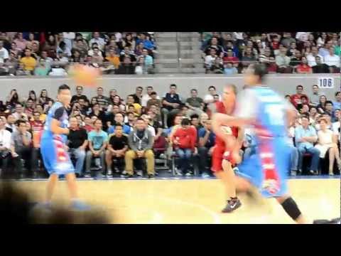 NBA Legends @ MOA - J-Will Zips to Mitch Richmond who clunks it