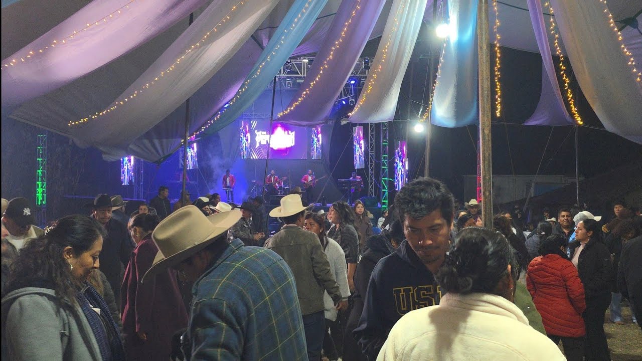 Bailando chilenas en la Boda de Jesus y Araceli / Yosoba San Juan Mixtepec Juxtlahuaca Oaxaca Méx.