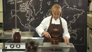 Callebaut: Cover a Cake with Chocolate Ganache