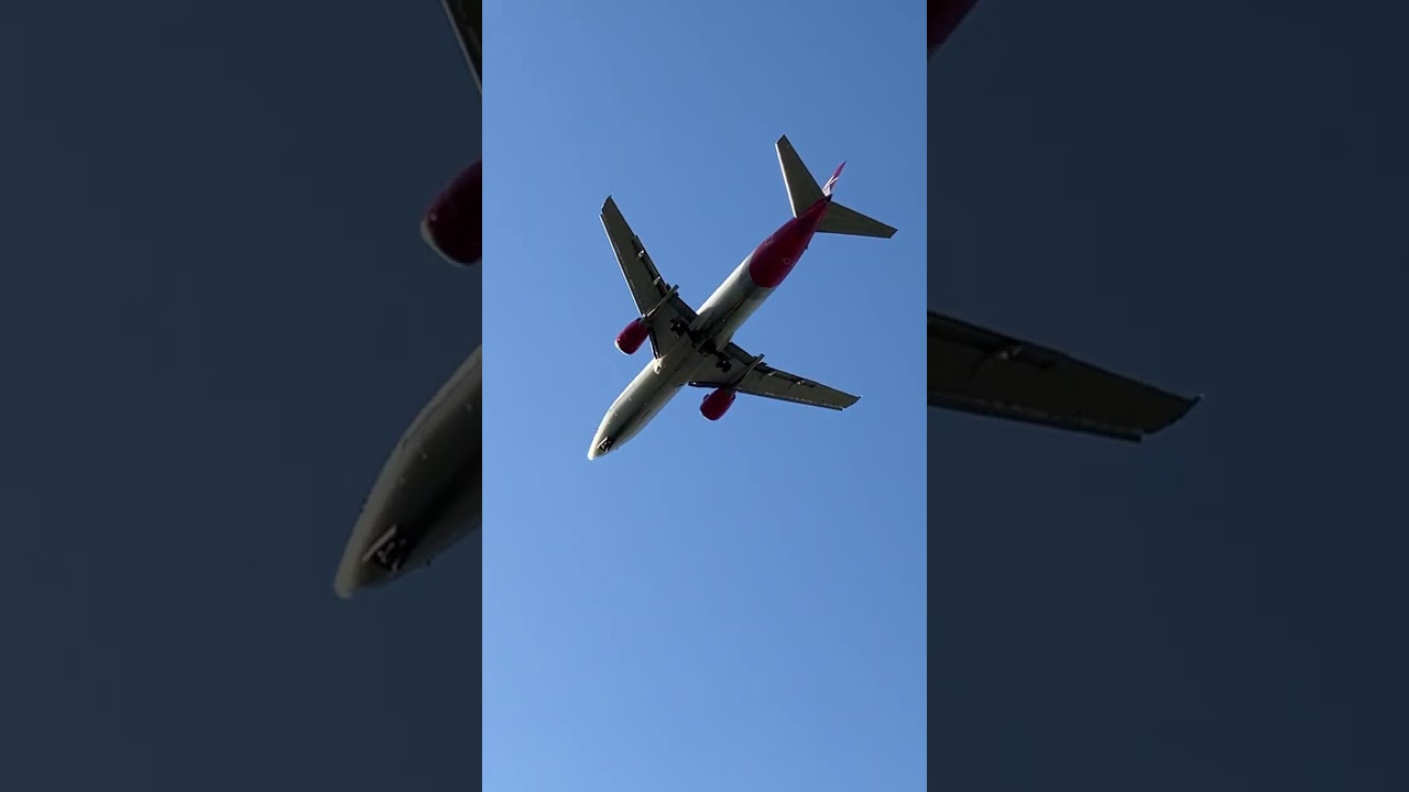 Canadian North 737-400 landing in Winnipeg 
