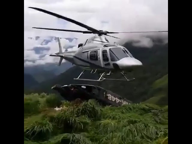 Helicóptero Bell acidentado na Colômbia sendo retirado do local