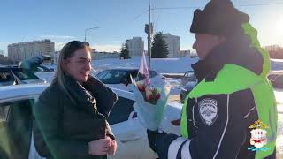 В Мордовии сотрудники ГИБДД останавливали автолюбительниц, чтобы вручить им цветы и подарки